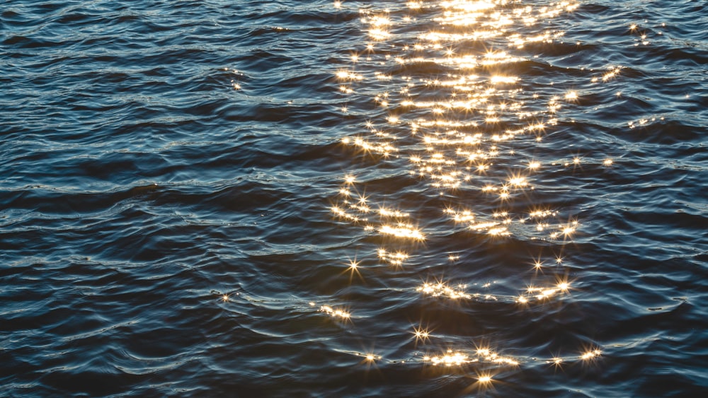 Riflesso della luce solare sullo specchio d'acqua