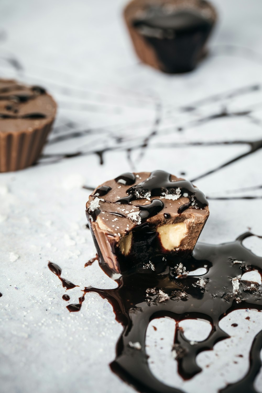 チョコレートカップケーキの浅い焦点の写真