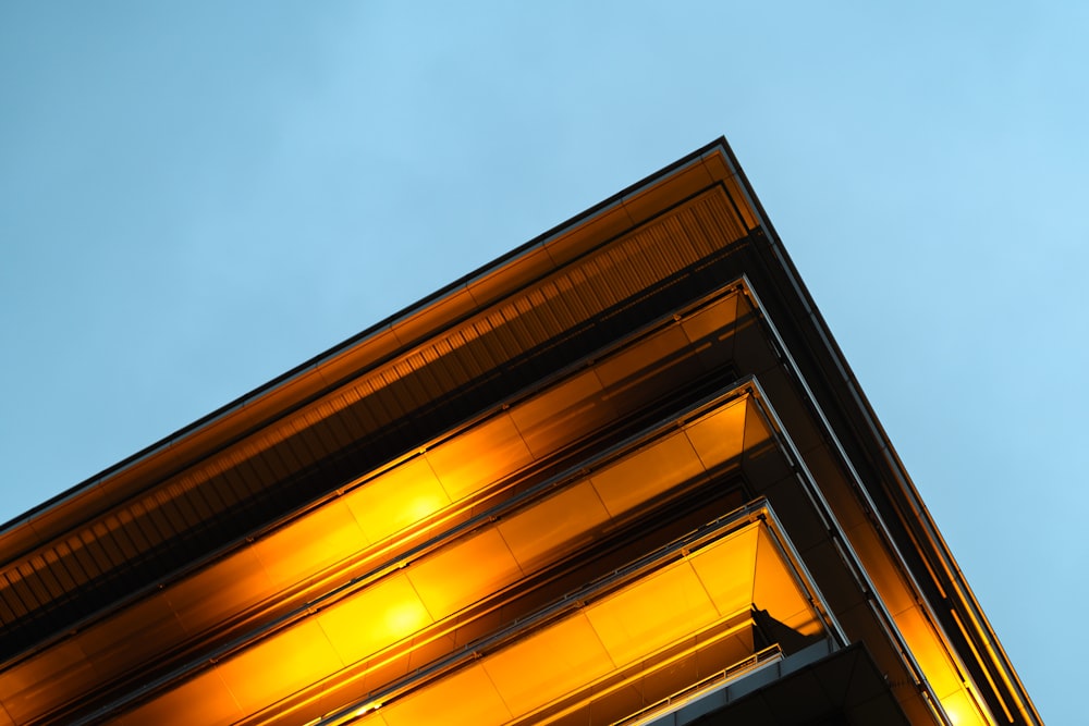 edificio in cemento marrone sotto il cielo blu