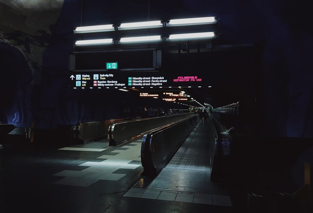 une station de métro la nuit avec des lumières allumées