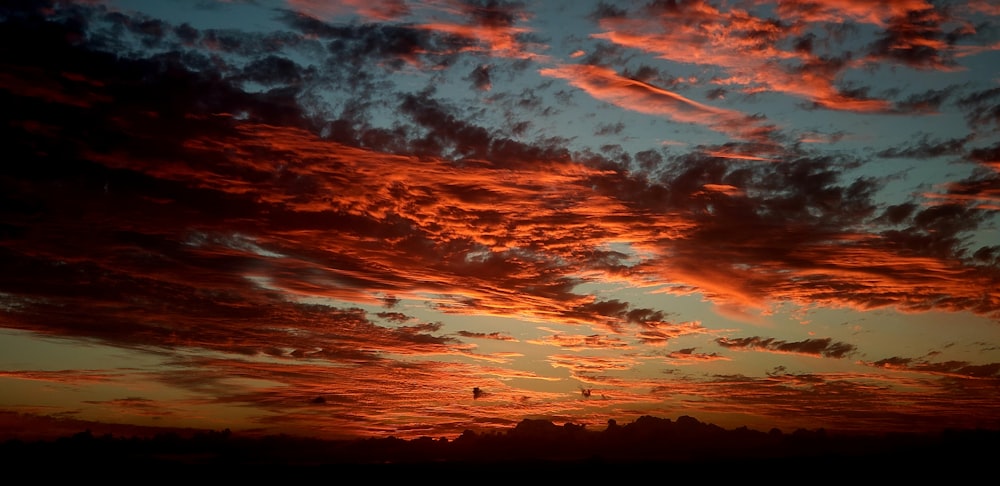 Fotografía de ángulo bajo del cielo durante la puesta de sol