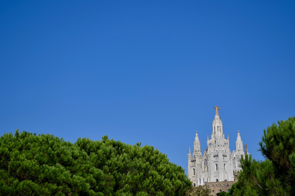 um edifício muito alto com uma cruz em cima dele