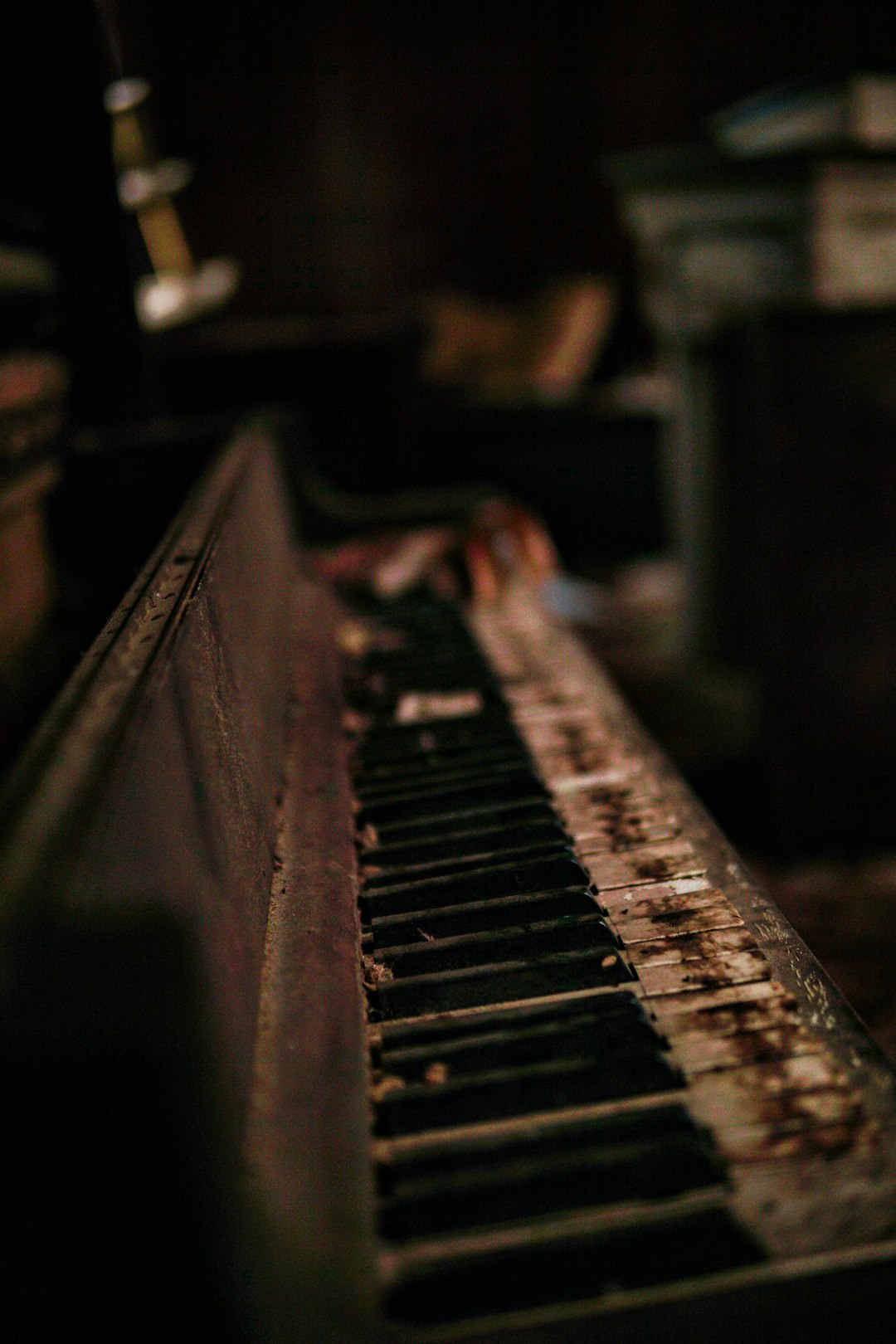 close-up photography of upright piano