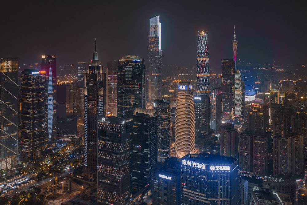 construction de gratte-ciel pendant la nuit