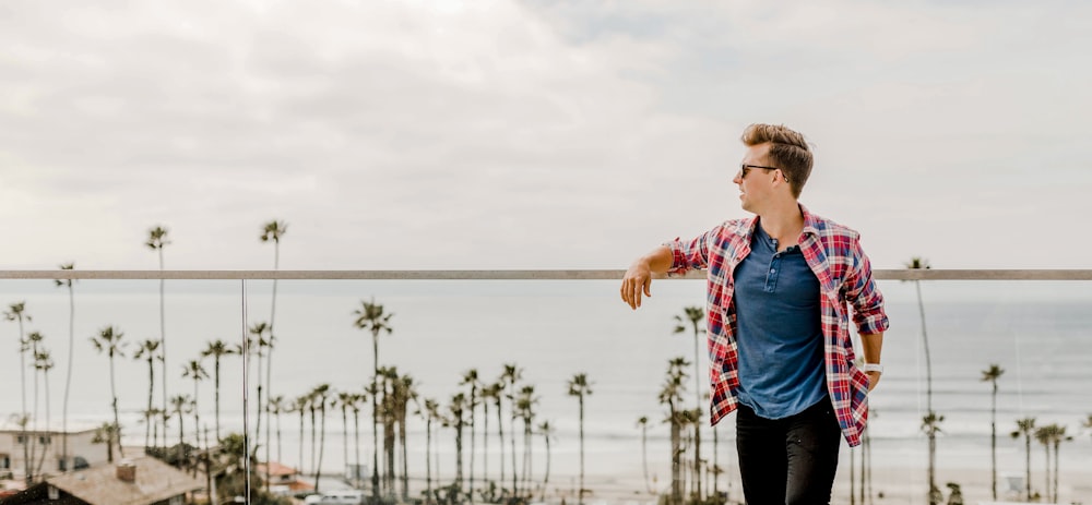 homme en lunettes de soleil à la recherche de droite