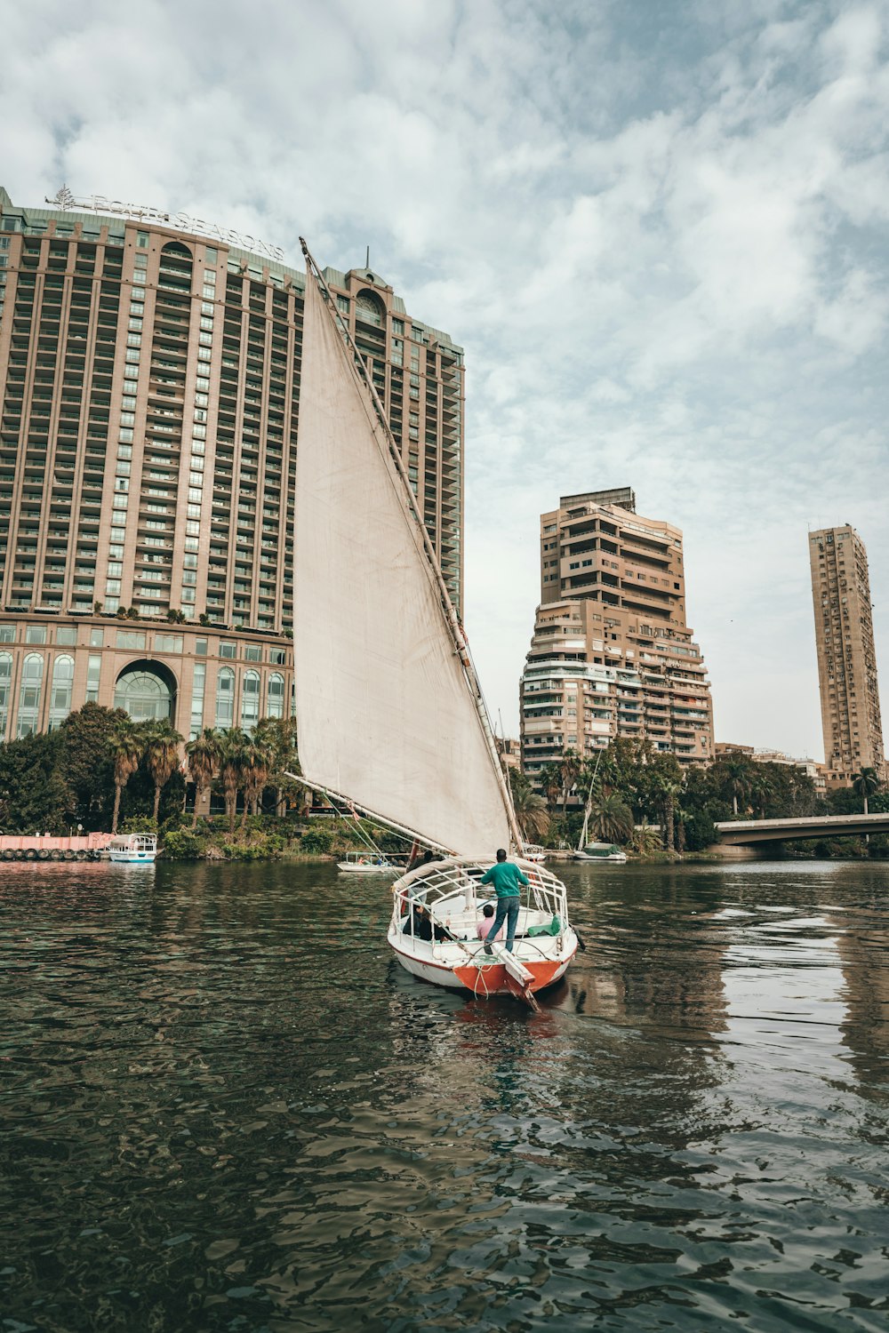 hombre de pie en el barco en el awter tranquilo