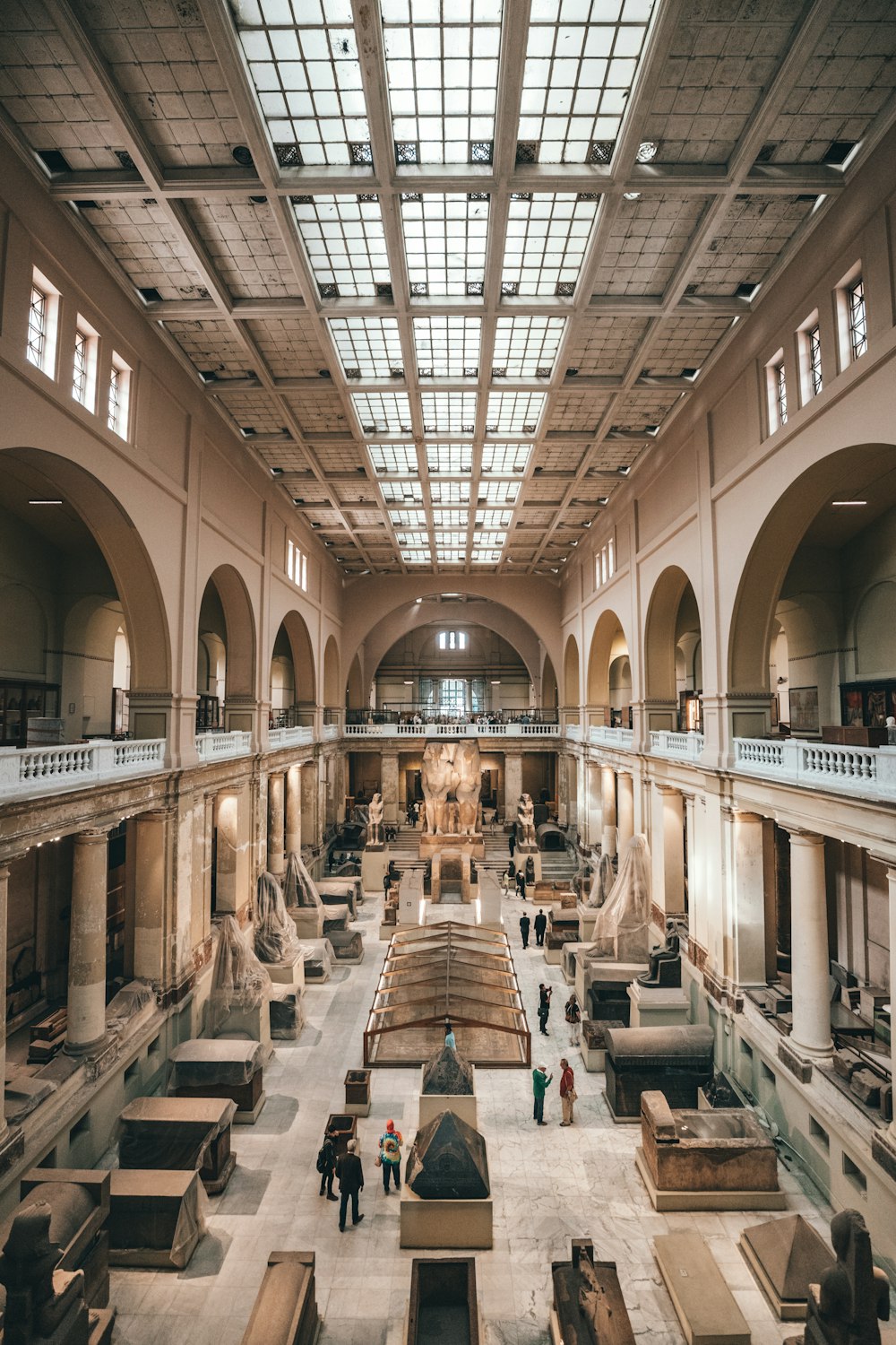 personnes à l’intérieur d’un bâtiment blanc pendant la journée