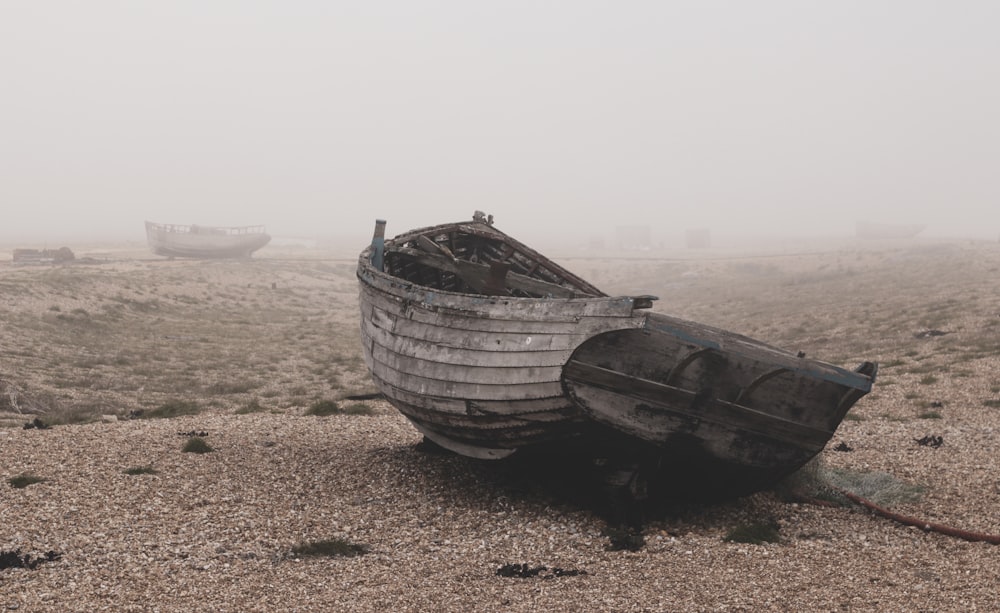 茶色の砂浜の上の灰色のボート