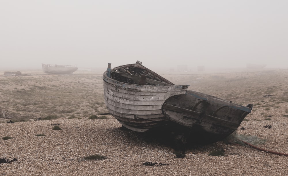 bateau gris sur sable brun