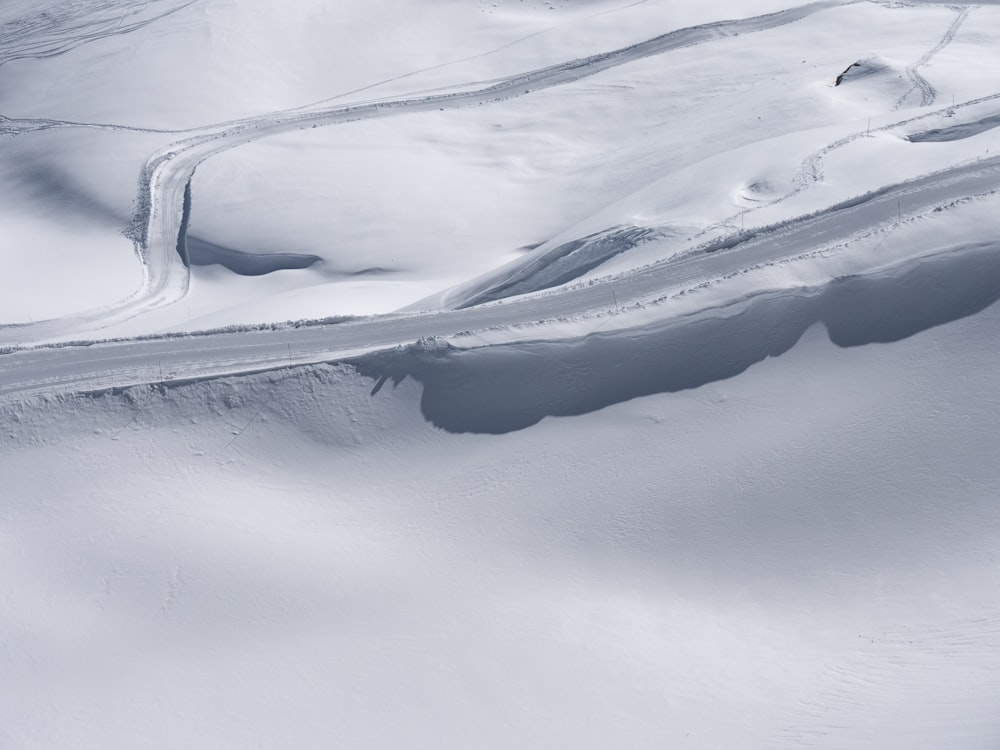 日中の積雪路の航空写真