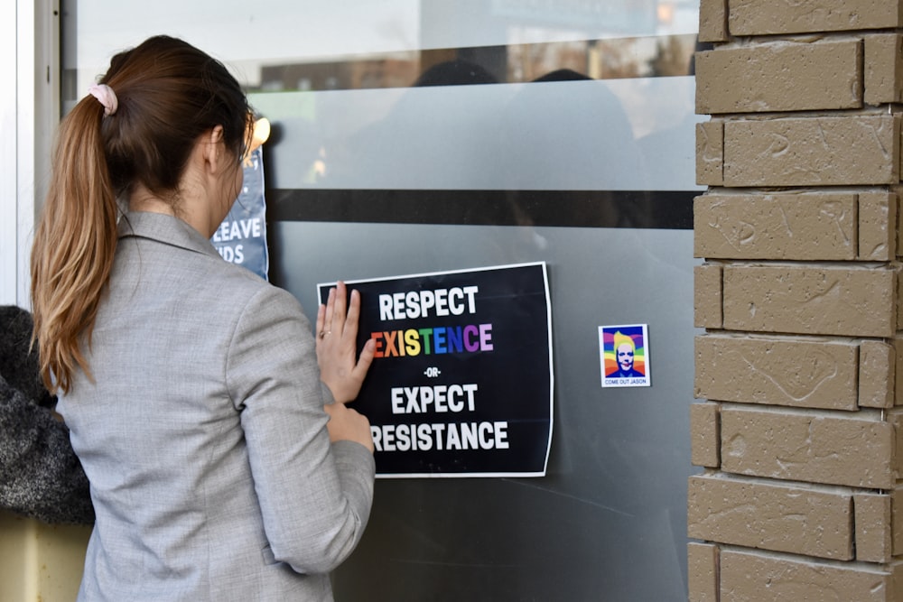 mujer publicando pegatina de respeto