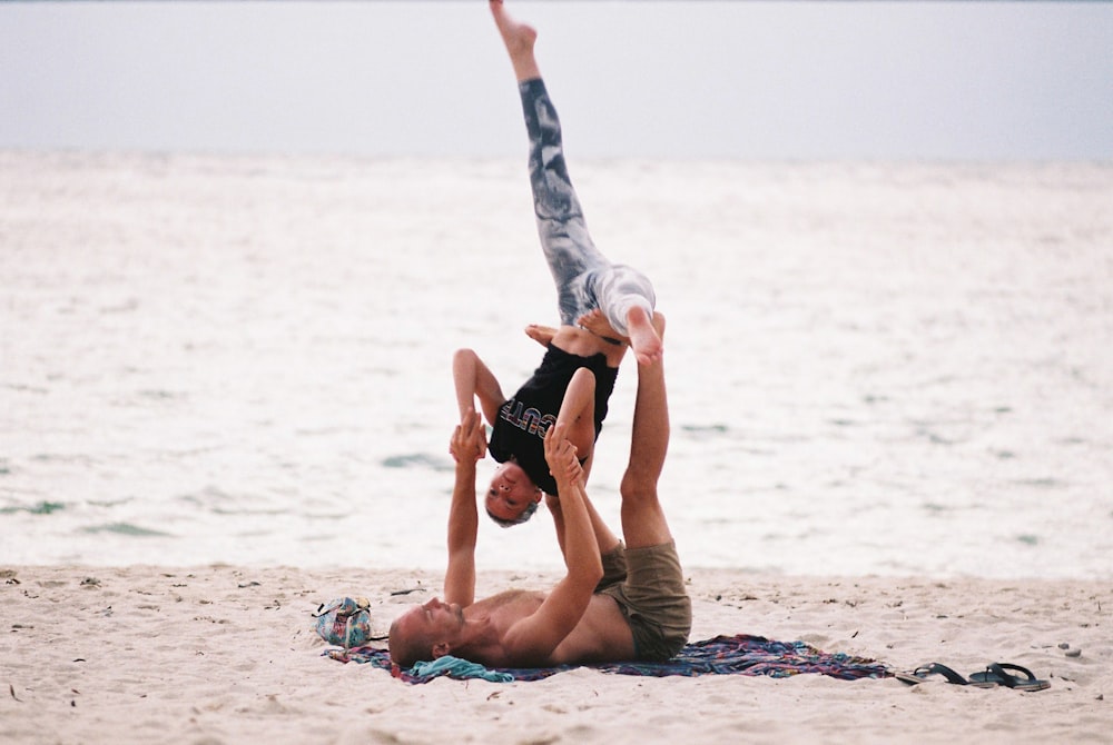 Mann und Frau machen Stunt in der Nähe der Küste