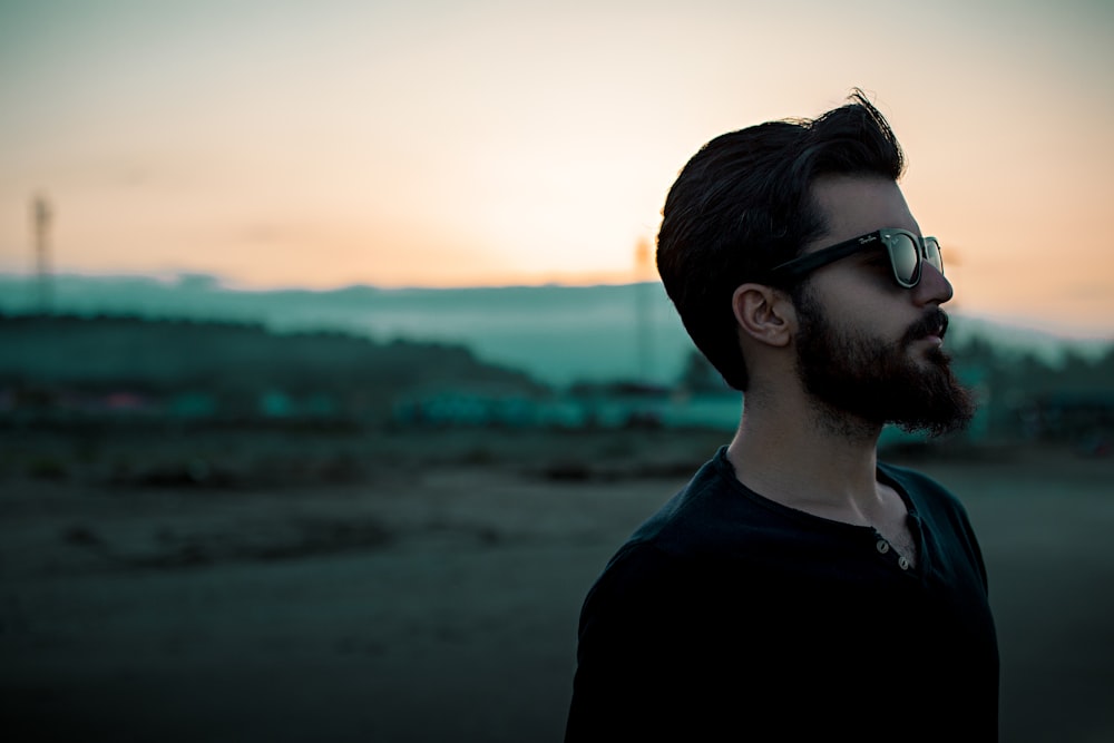 homme portant des lunettes de soleil et une chemise noire