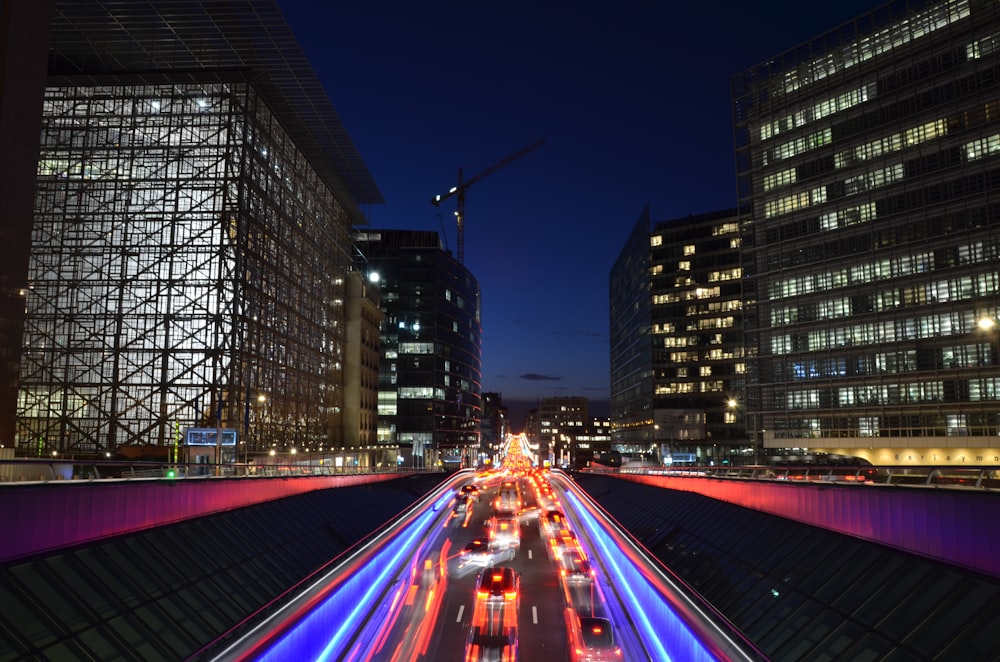 Photographie en accéléré d’un véhicule sur la route pendant la nuit