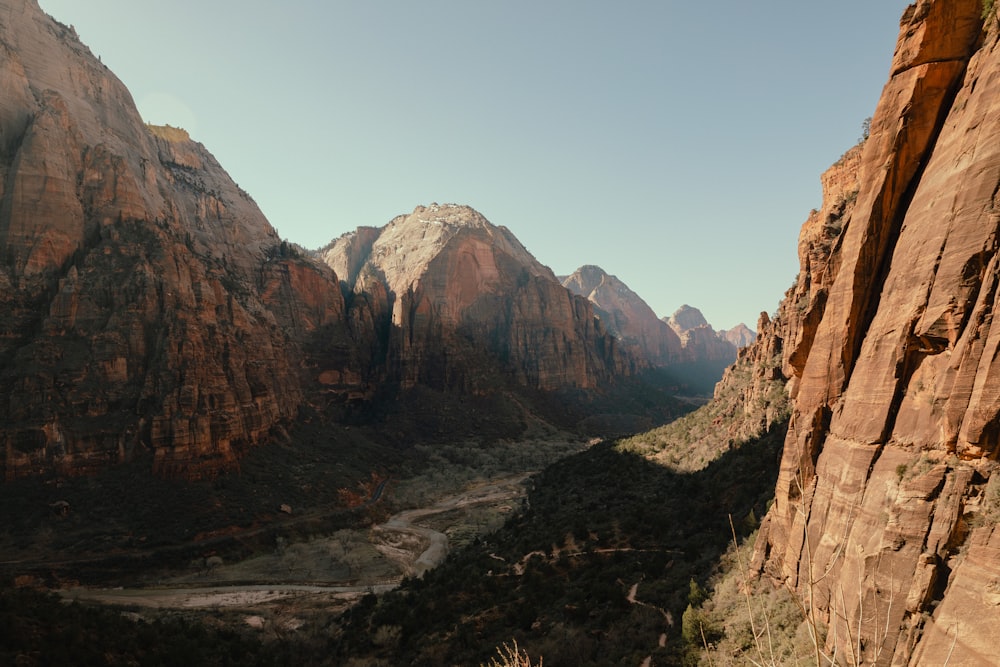 Montagnes brunes