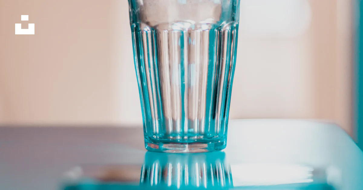 Boire Table Verre à boire clair sur table blanche photo – Photo Verre Gratuite sur ...