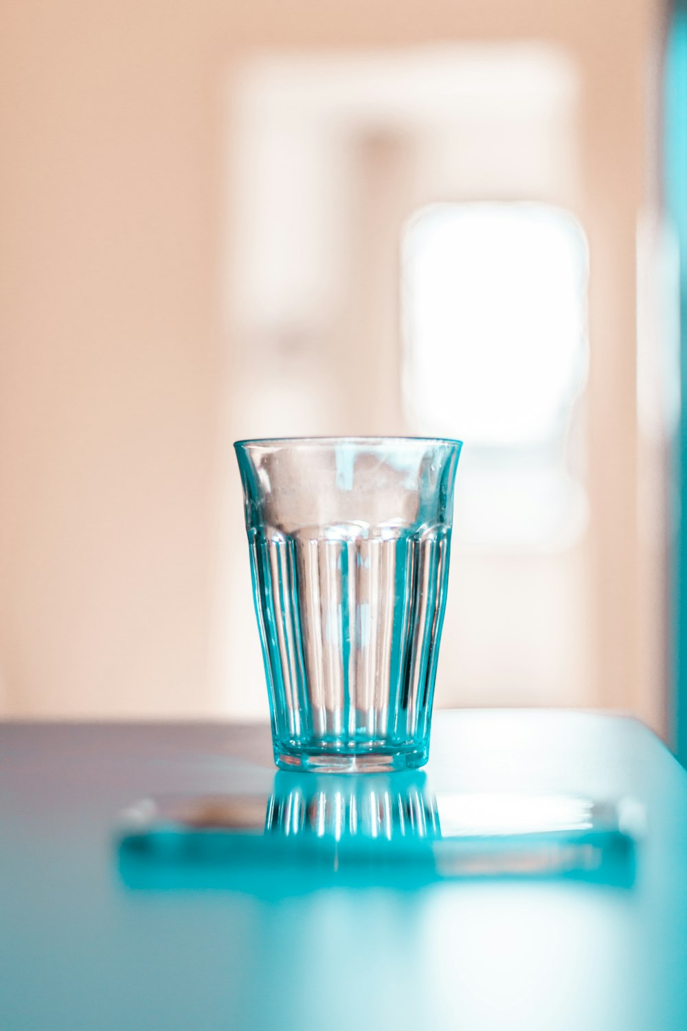 白いテーブルに透明なグラス