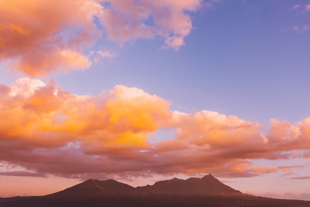 Foto de la silueta de la montaña durante la puesta del sol