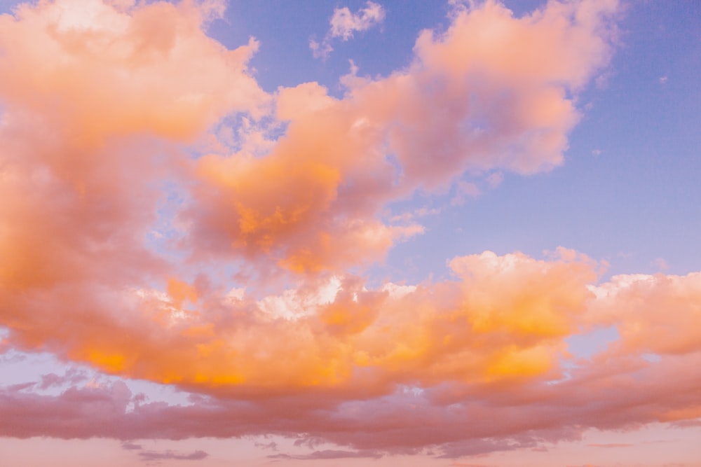 Nubes cirros blancos