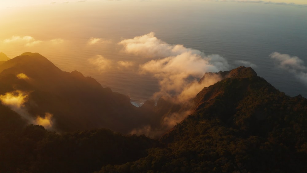 空の下の山