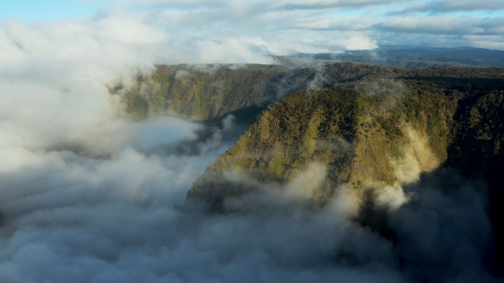 vue sur la montagne couverte de brouillards