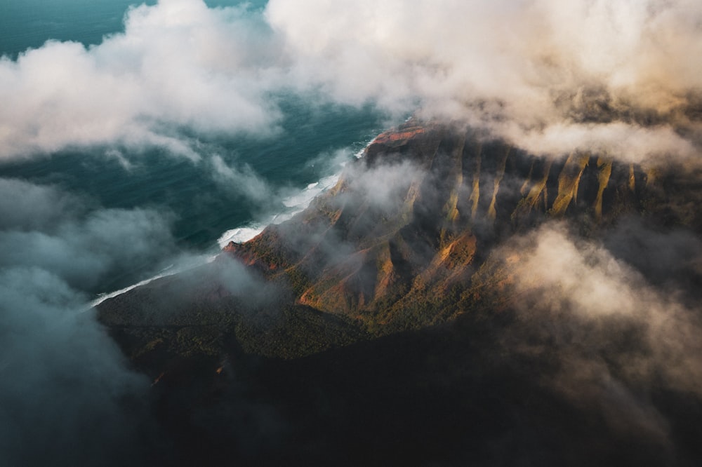 Fotografía aérea de una montaña cubierta de niebla