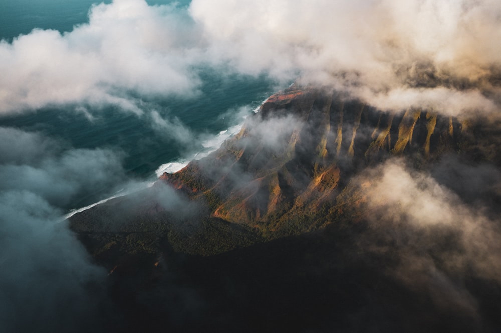Photographie aérienne d’une montagne couverte de brouillard