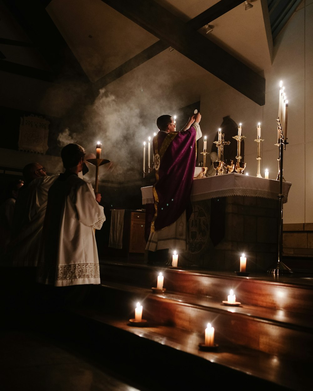 Sacerdote sosteniendo trigo integral