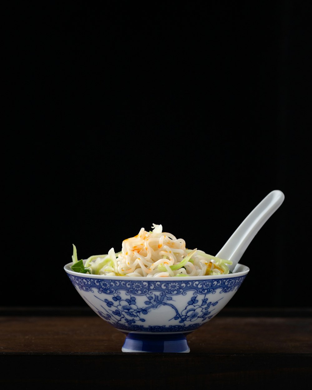 Macarrão em branco e desfoque floral bowl