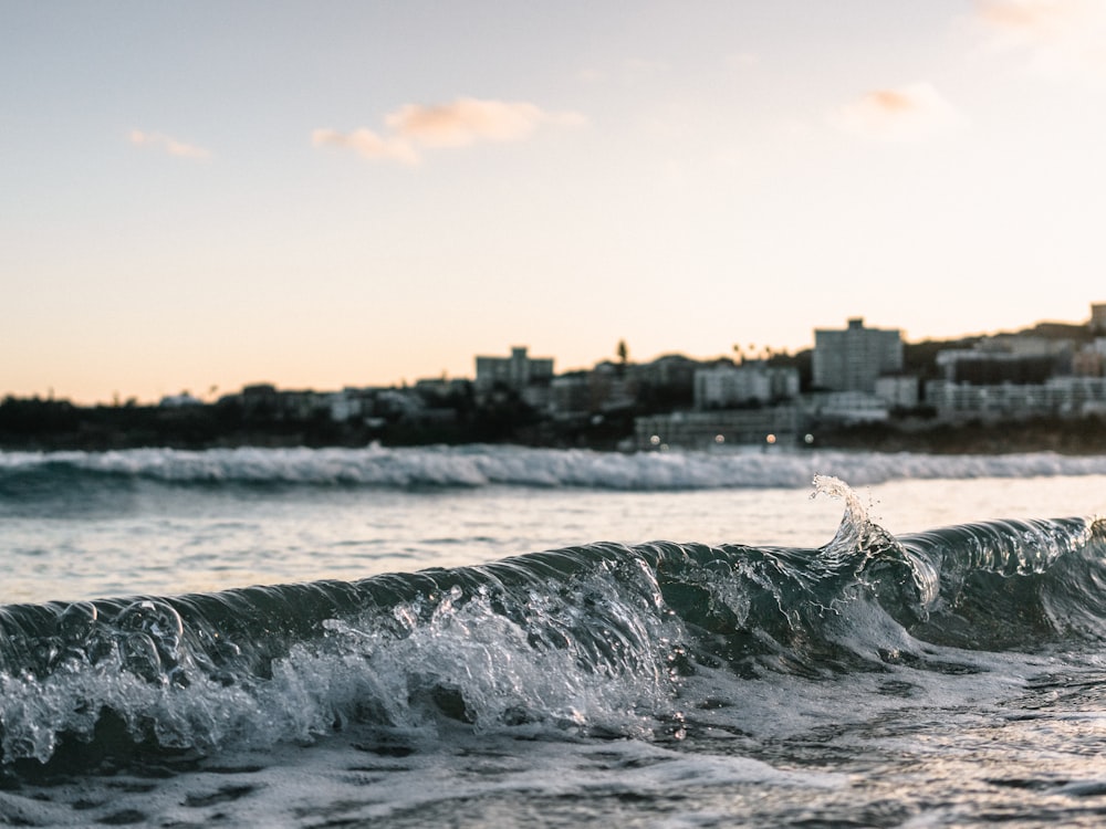 Fotografia con obiettivo tilt-shift delle onde del mare