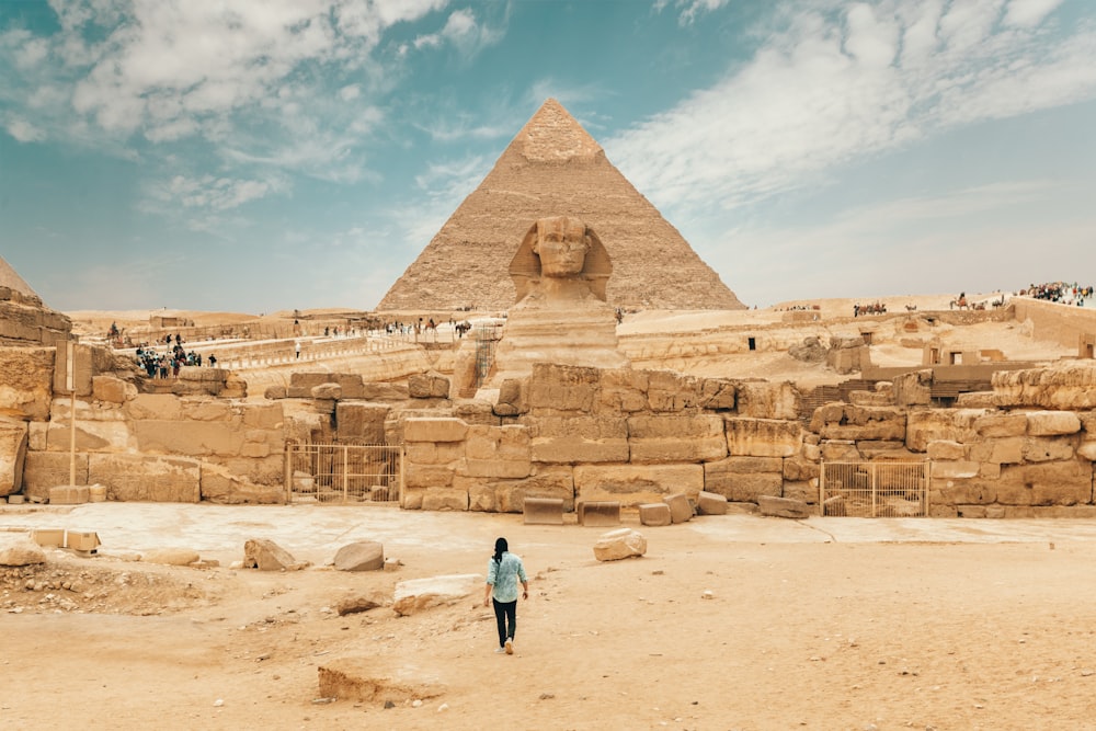 personne marchant près du Grand Sphinx