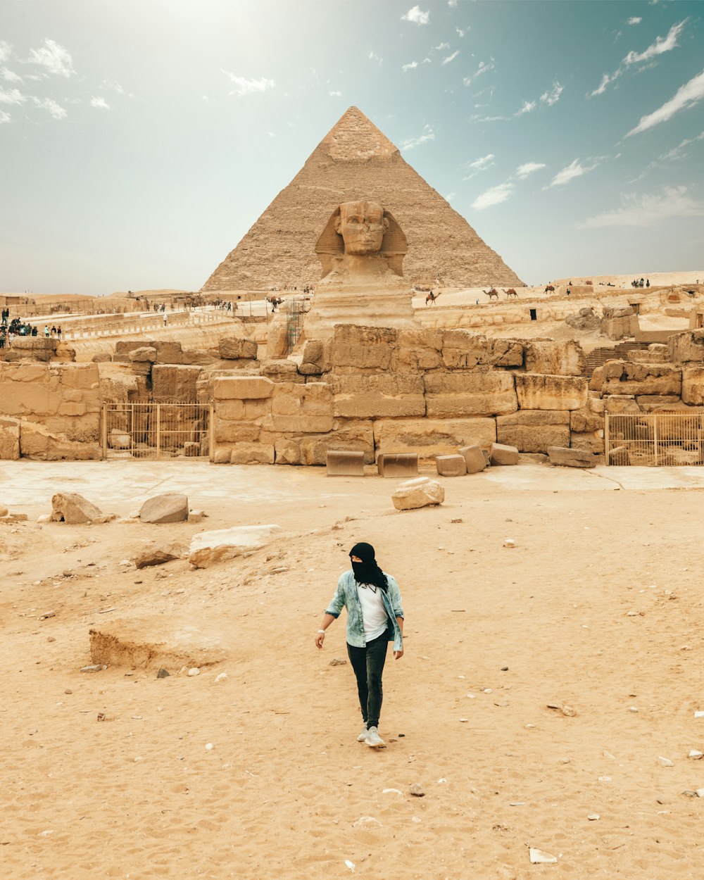 Person, die vor The Great Spinx, Ägypten steht