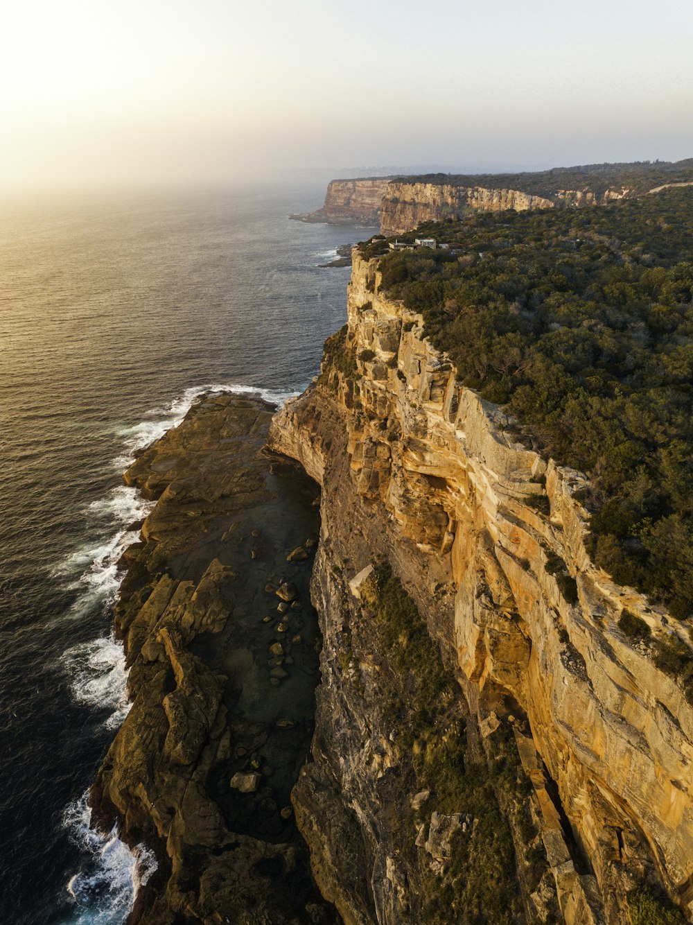 fotografia aerea della montagna accanto al mare