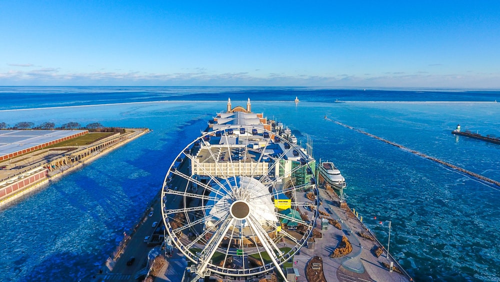 Grande roue entre les deux plans d’eau