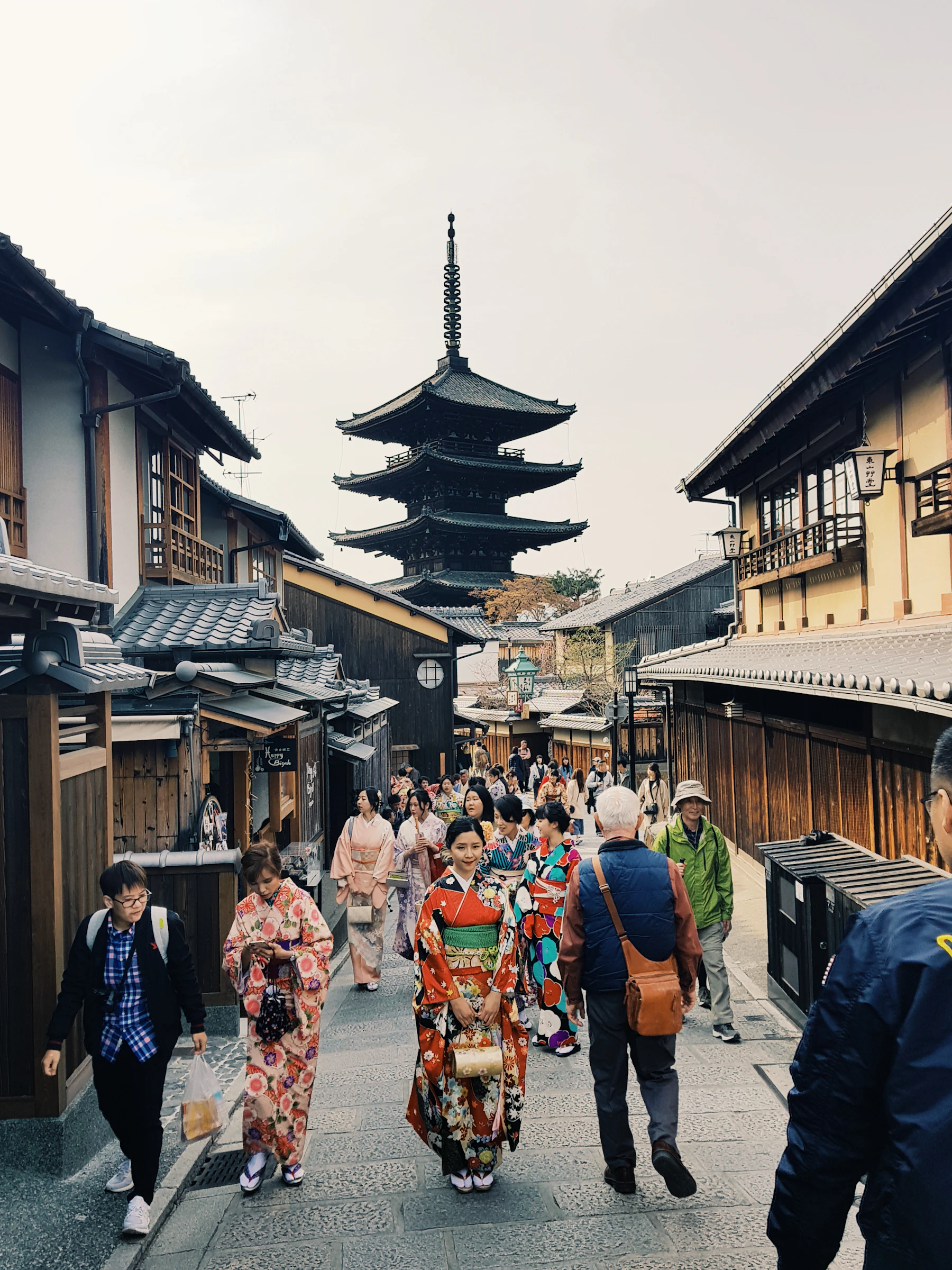 Besucher in Kimono auf der Ninenzaka Straße vor einer Pagode