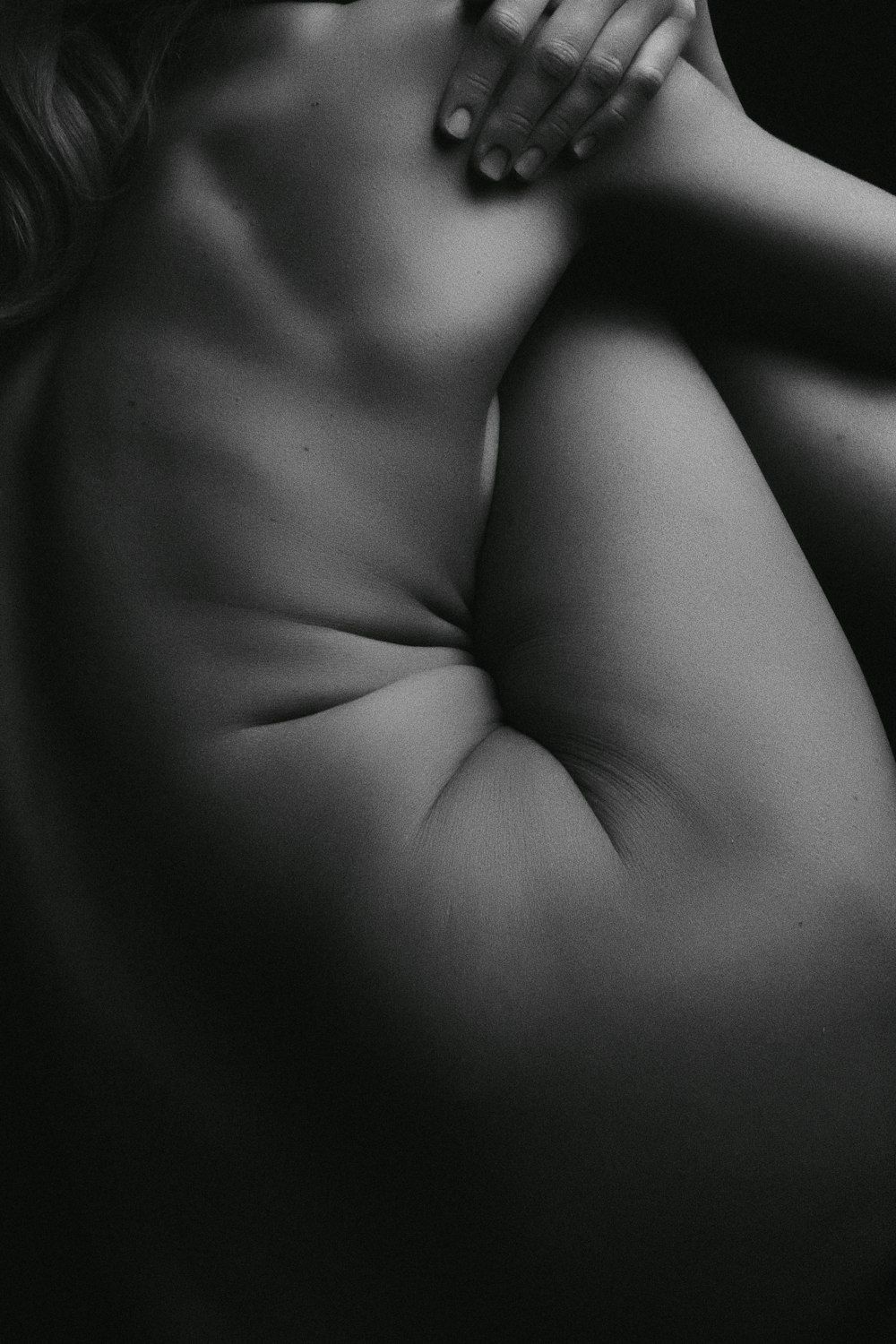 Fotografía en escala de grises de mujer desnuda