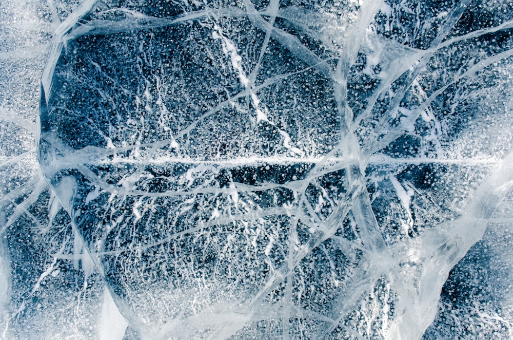 Una foto astratta di ghiaccio e acqua