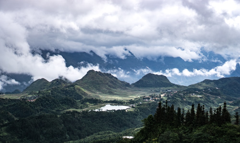 Photographie aérienne de montagnes