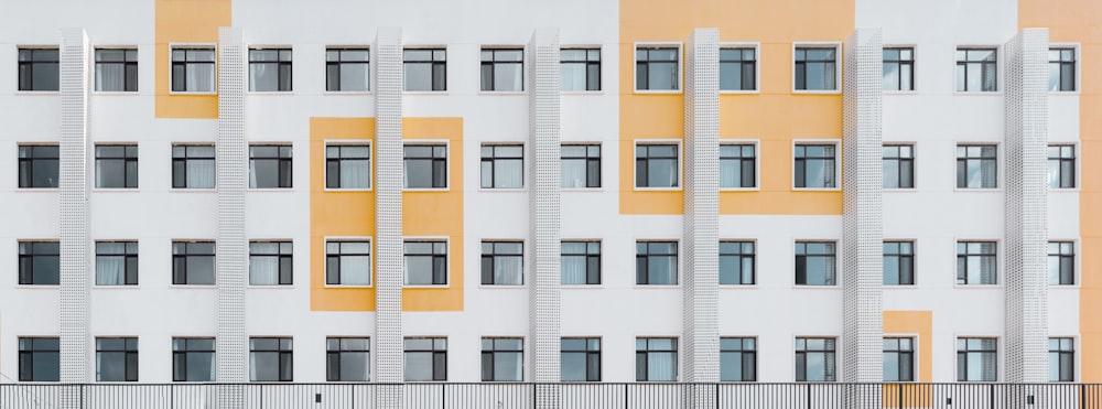 Edificio pintado de blanco