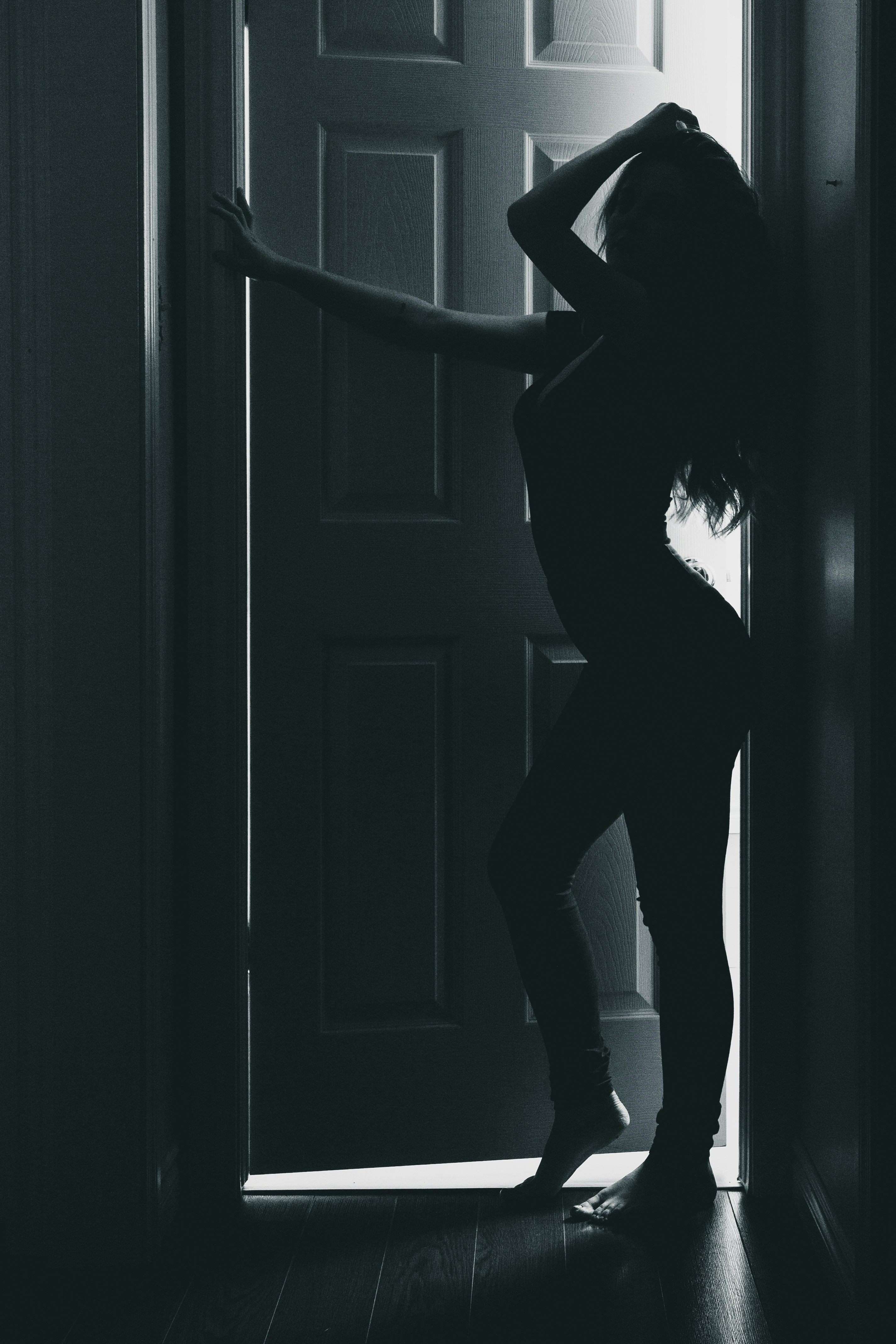 Silhouette de femme debout à côté de la porte entrouverte photo – Image  gratuite de Noir sur Unsplash, image size:3000x4500