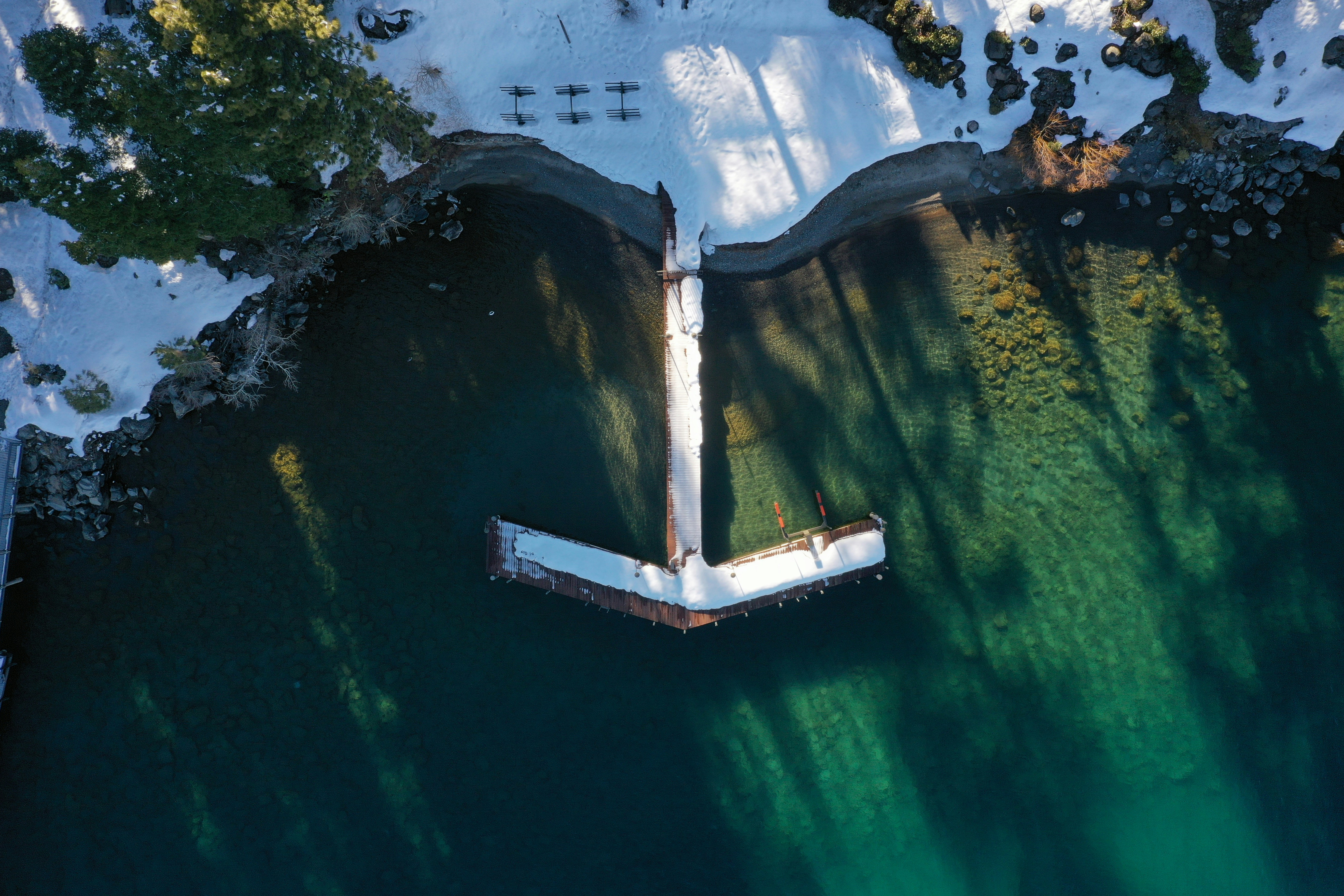 Una vista aérea de un muelle en un lago