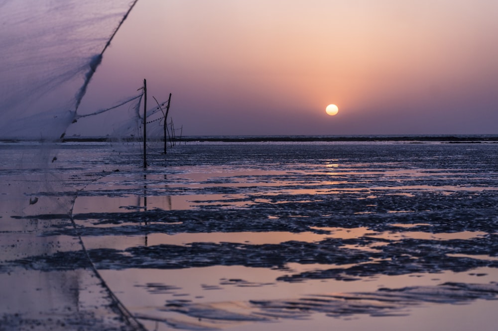 Plan d’eau calme pendant l’heure dorée