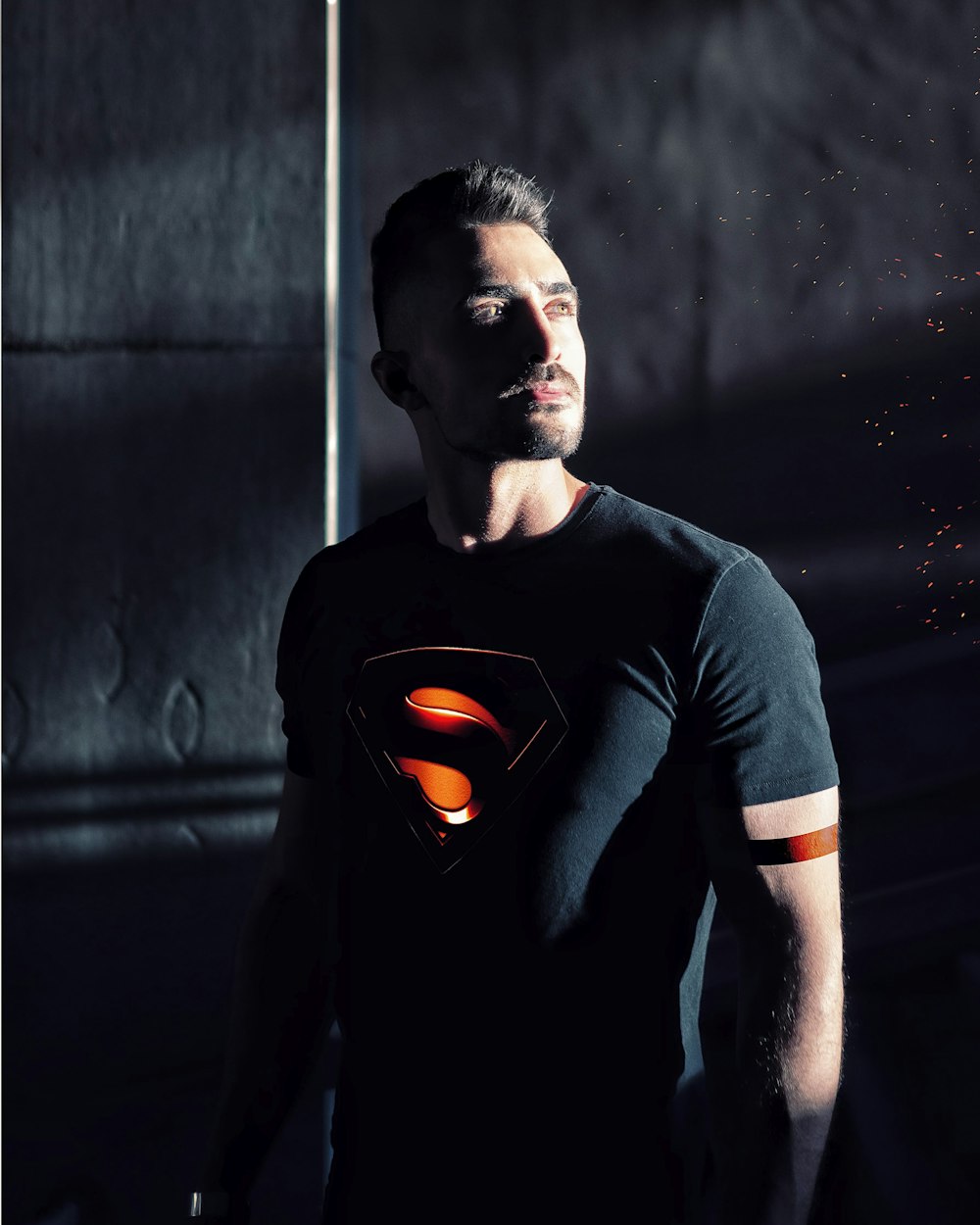 黒いスーパーマンのシャツを着た男