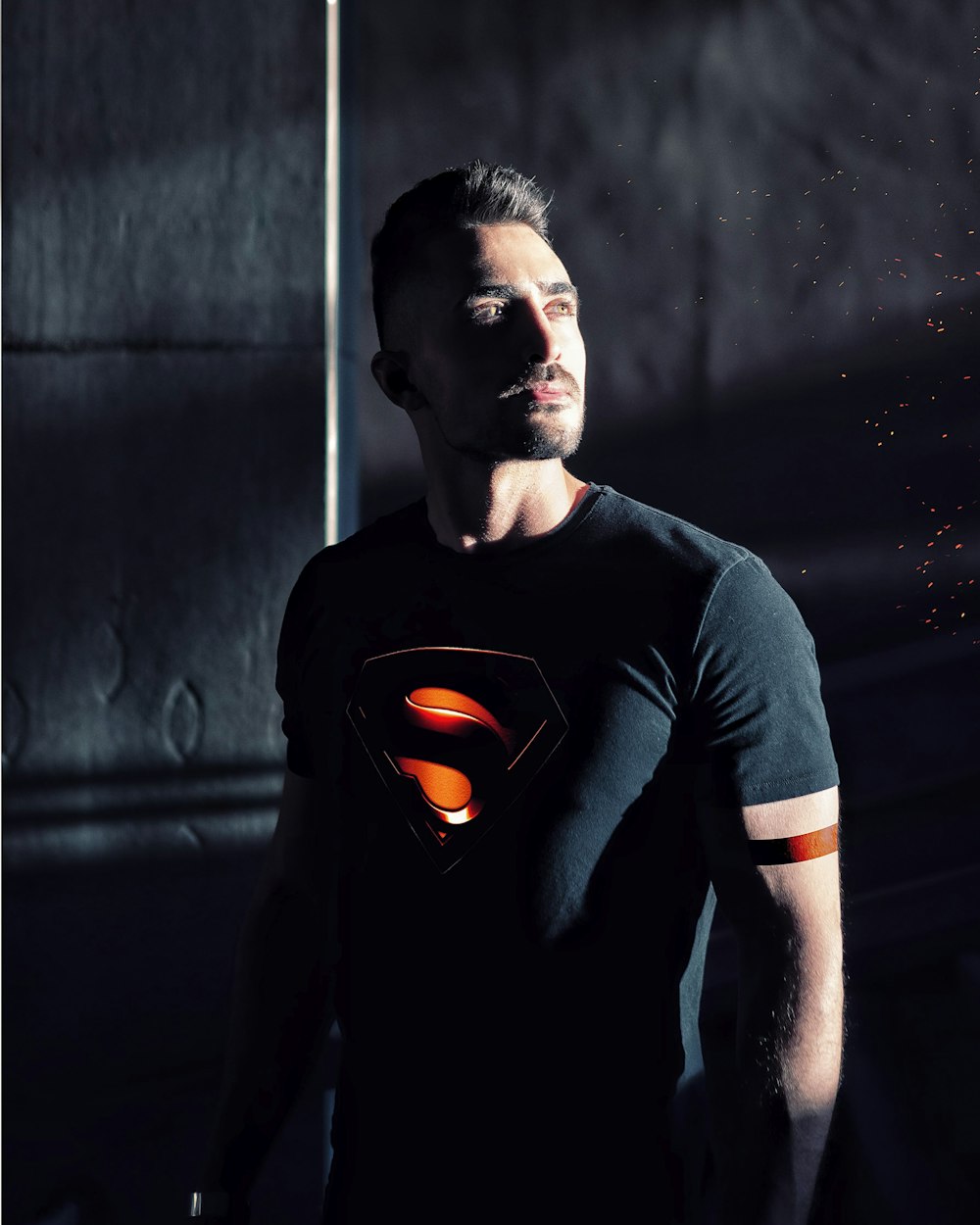 Mann trägt schwarzes Superman-Shirt