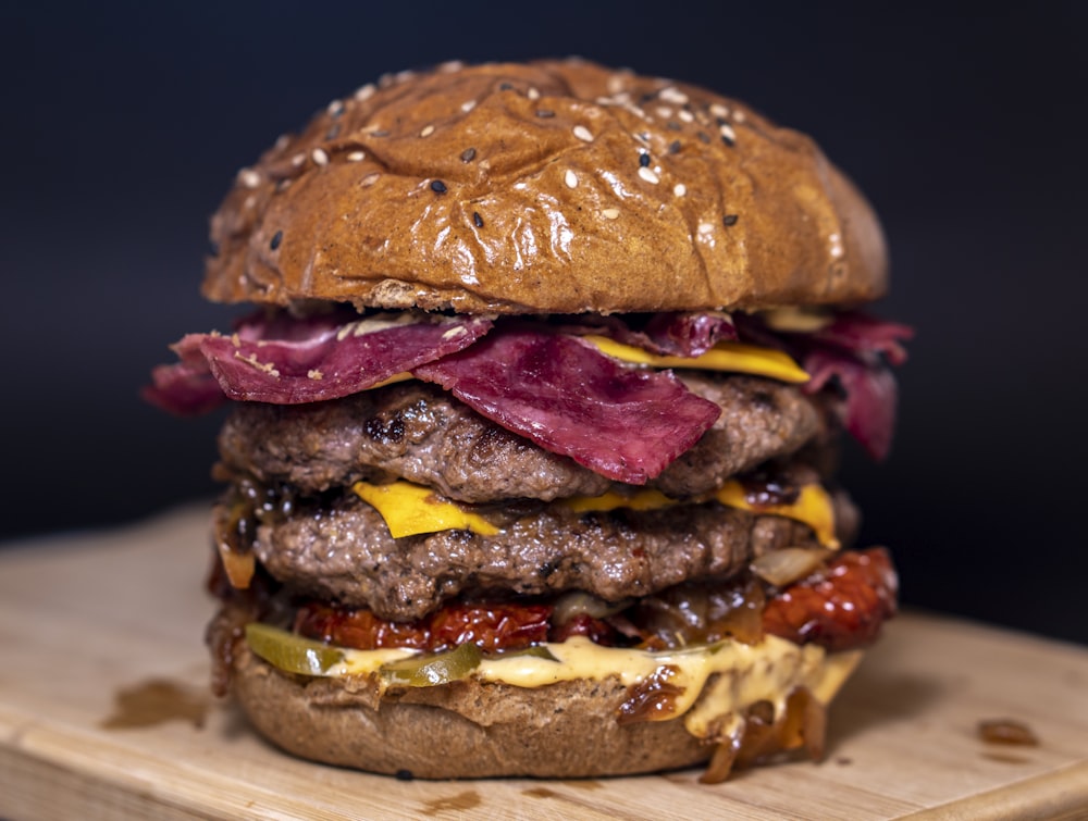 photo en gros plan de hamburger sur une surface brune