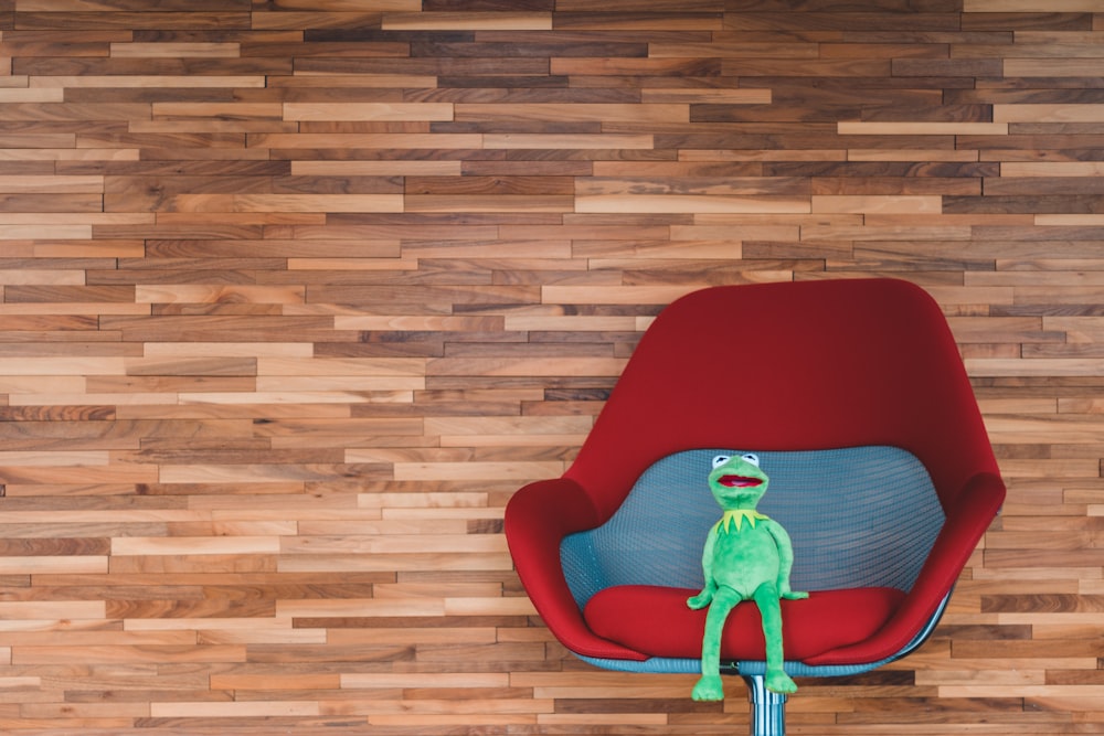 Kermit der Frosch Plüschtier auf rotem Drehstuhl