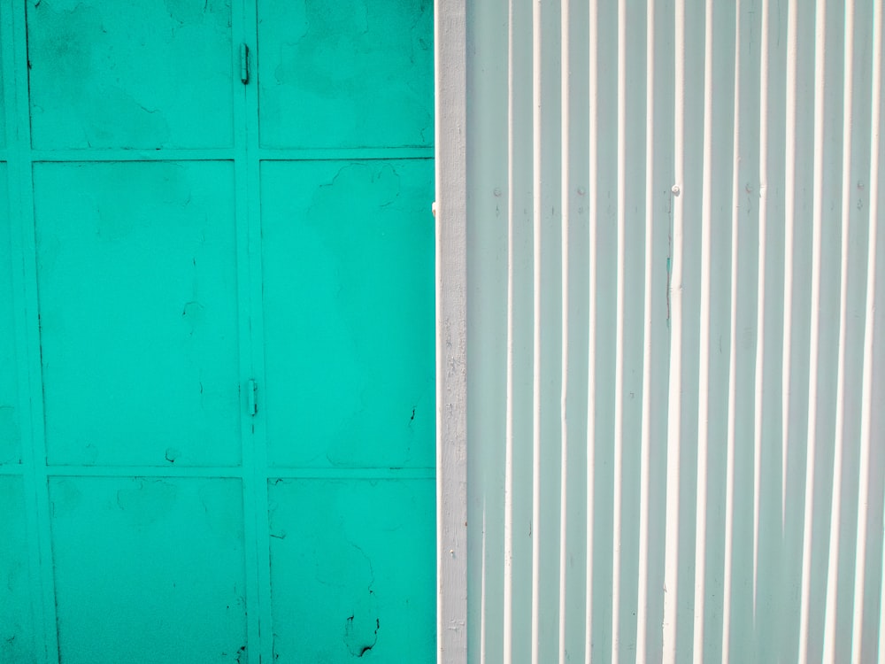청록색 페인트 벽