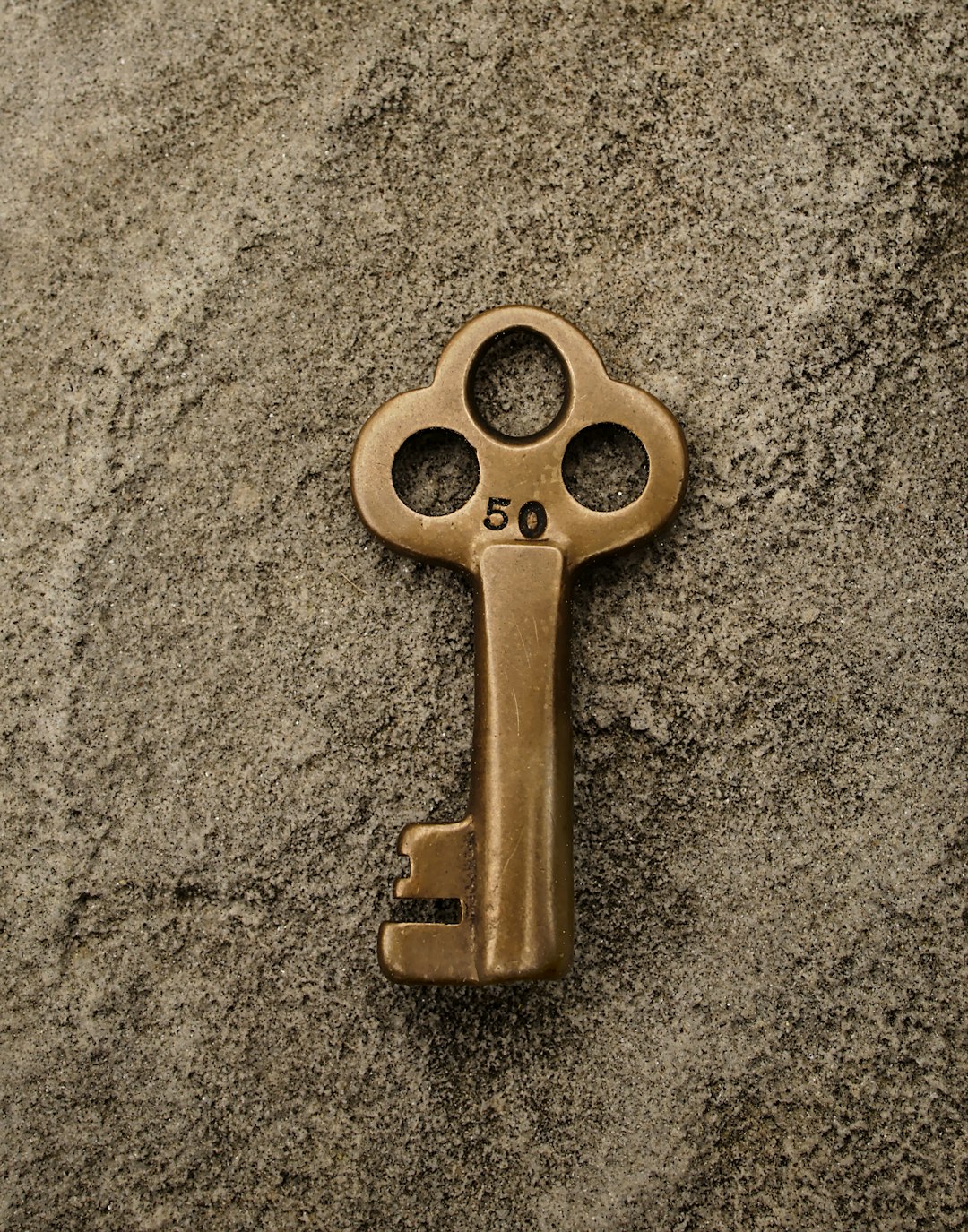 Закачать ключ. Ключ камень. Заставка ключ. Ключ галька. Ключик с камушком.
