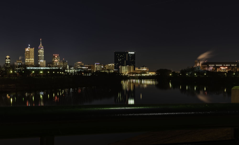 fotografía de paisaje urbano durante la noche