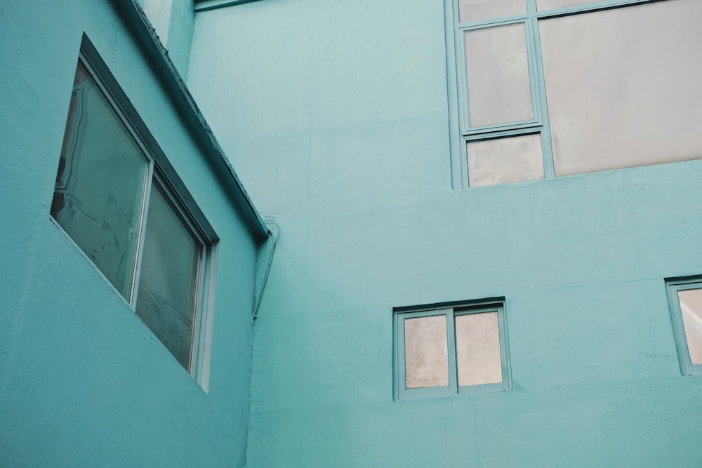 fotografia de close-up de edifícios de concreto verde